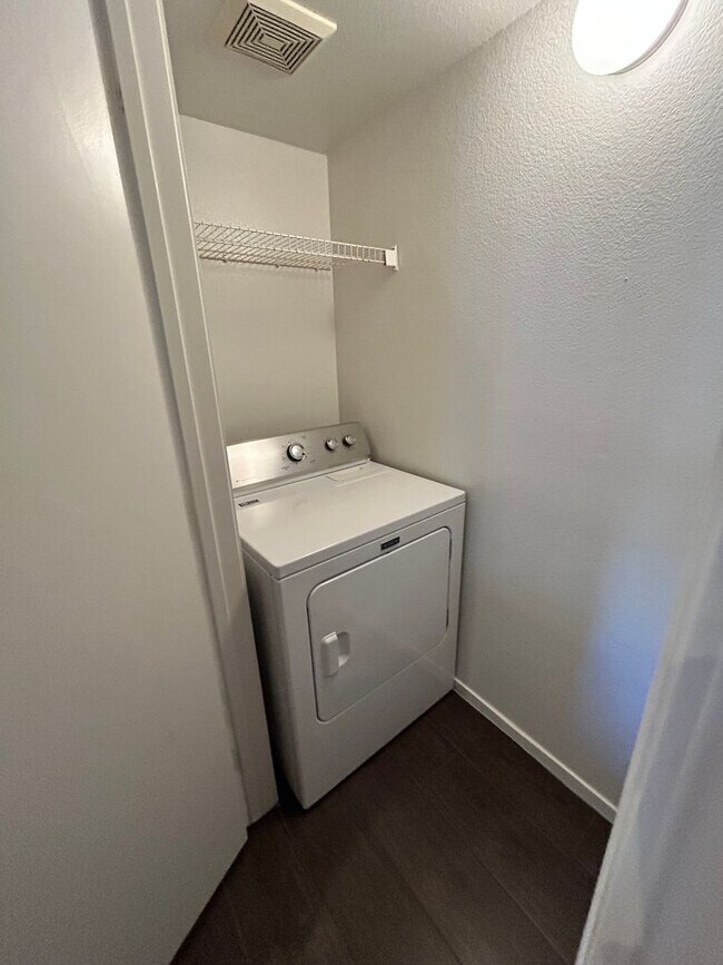 Building Photo - Beautiful unfurnished 2 bedroom in the Sou...