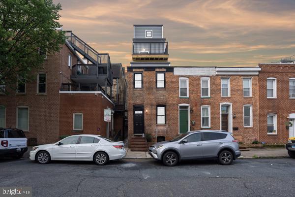 Primary Photo - 3 W Clement St