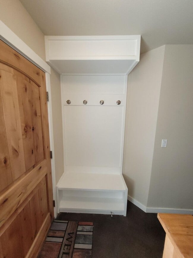 Building Photo - Outstanding Location with Community Pool!