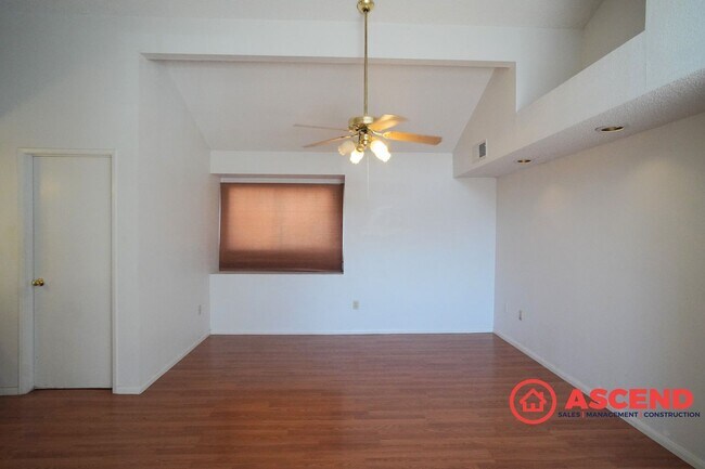 Building Photo - Splendid Home In East Bakersfield!