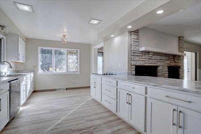 Building Photo - 3 Bedroom 3 Bathroom Home on a 1 Acre Lot