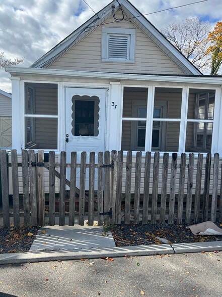 screened porch - 37 Smith St