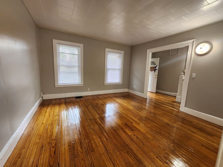 Building Photo - 202 Hallock Ave