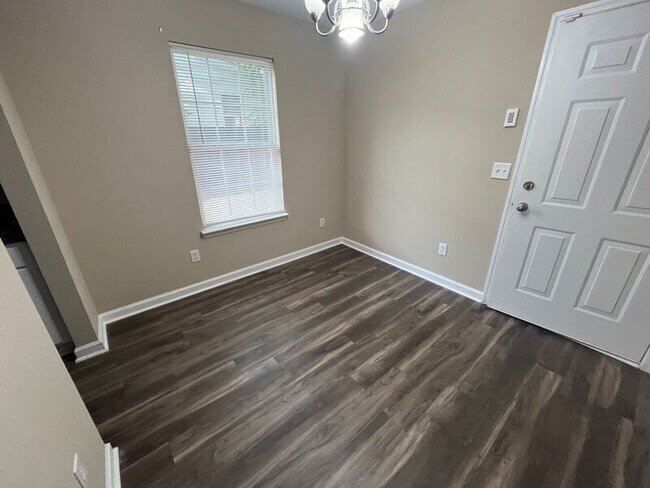 Building Photo - 60 Mineola Ave