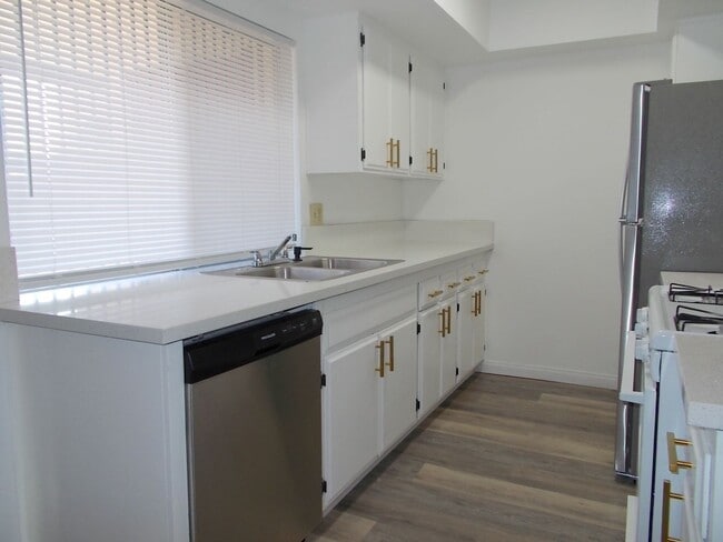 Building Photo - Charming Upstairs Condo with Private Balcony