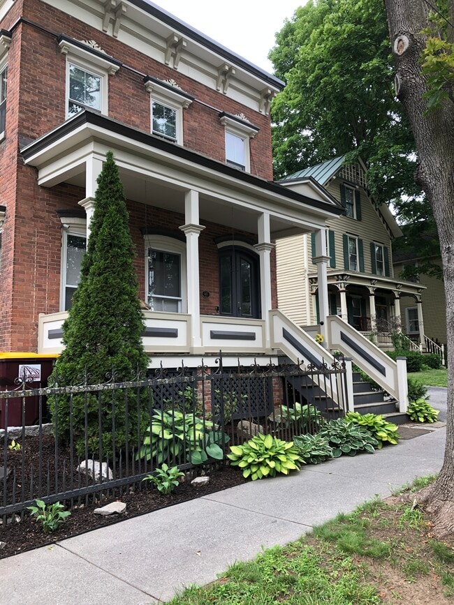 Building Photo - 147 Woodlawn Ave