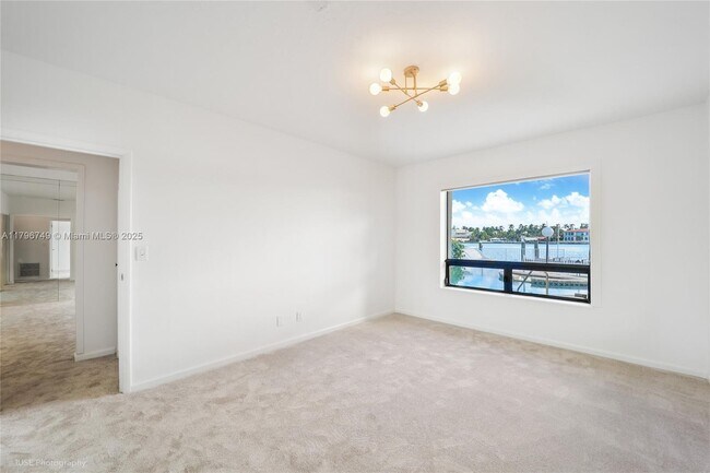 Building Photo - 1180 Bay Dr