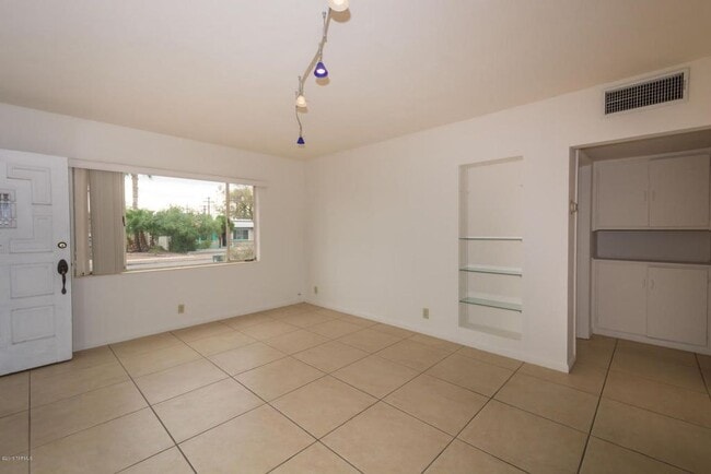 Building Photo - 2915 E 10th St