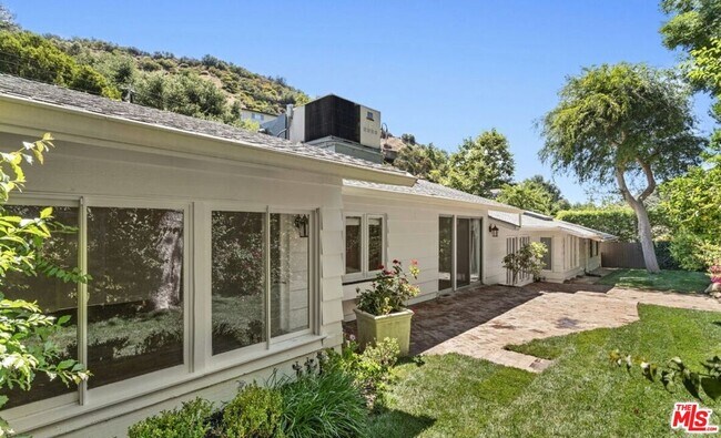 Building Photo - 3933 Mandeville Canyon Rd