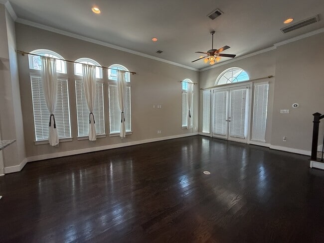 Building Photo - 641 Middle St