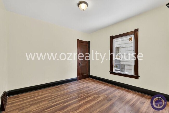 Building Photo - 834 Oak St