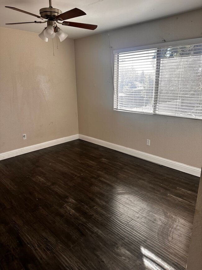 Building Photo - 3 bed 2.5 Bathroom Apartment For Rent