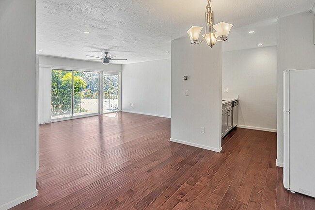 Building Photo - 363 Eden Roc Dr