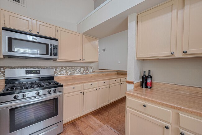 Building Photo - 6907 Yardley Dr