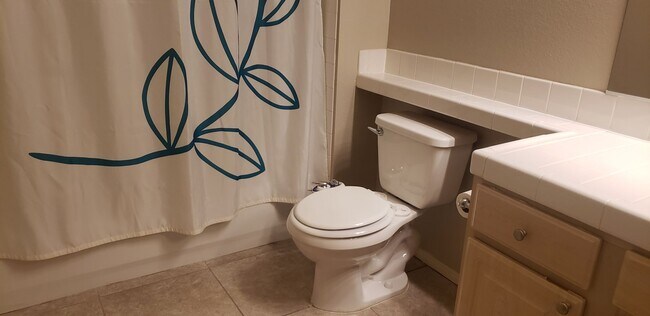 Building Photo - Beautiful3 bedroom condo, located in a 24 ...