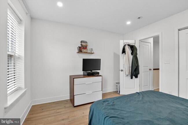 Building Photo - 1742 Dorrance St