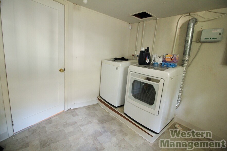 Shared Laundry - 1123 N 26th St