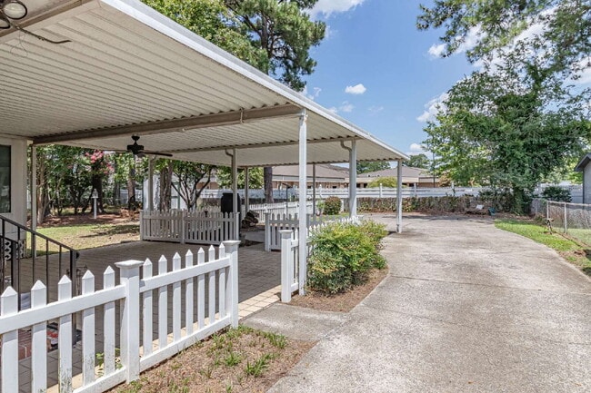 Building Photo - SPACIOUS Brick Home in Goldsboro (Wayne Memorial Drive area)