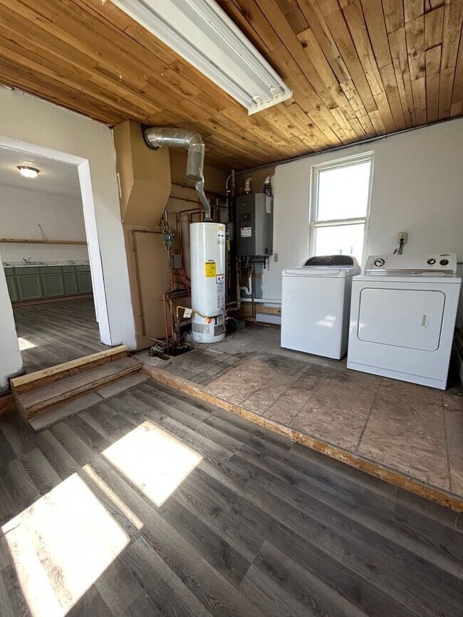 Building Photo - Three Bedroom Home Near Gundersen