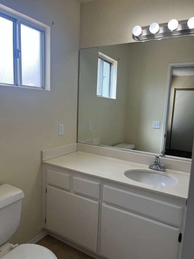 Building Photo - 2BD/ 3BTH TOWNHOUSE EAST PALMDALE