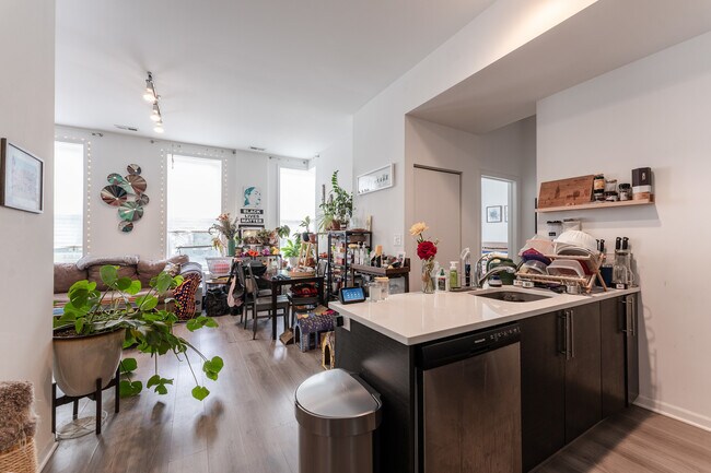 Building Photo - 2022 S Throop St