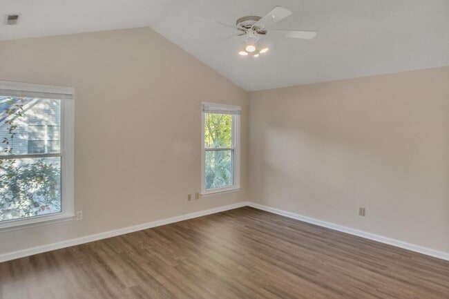 Building Photo - 207 Essex Dr