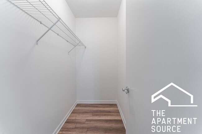 Building Photo - Modern Duplex Up: 2 Bed 2.5 Bath & In Unit W/D