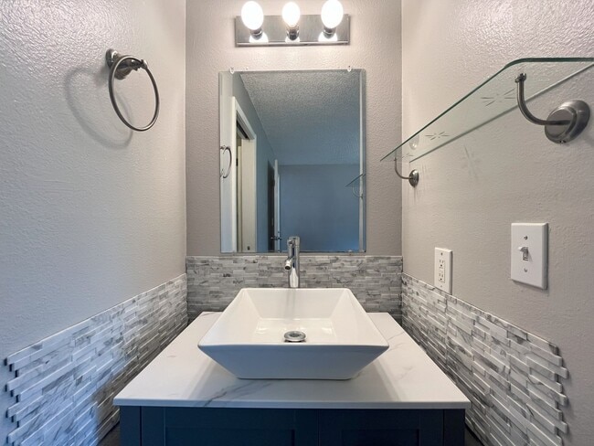 Building Photo - Spacious Yet Cozy 3BR/2BA Home with Garage...