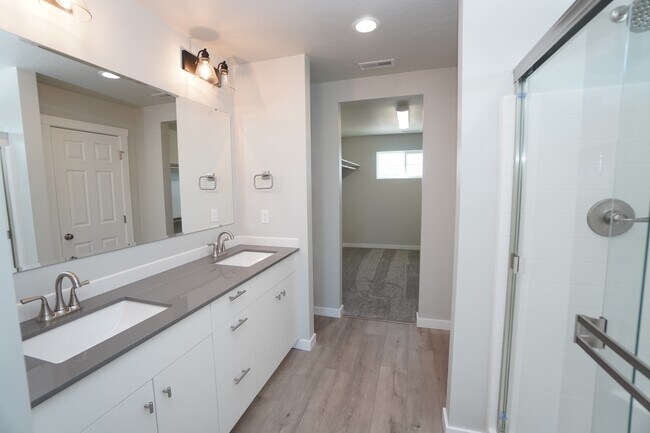 Building Photo - 1218 W Bass River Dr