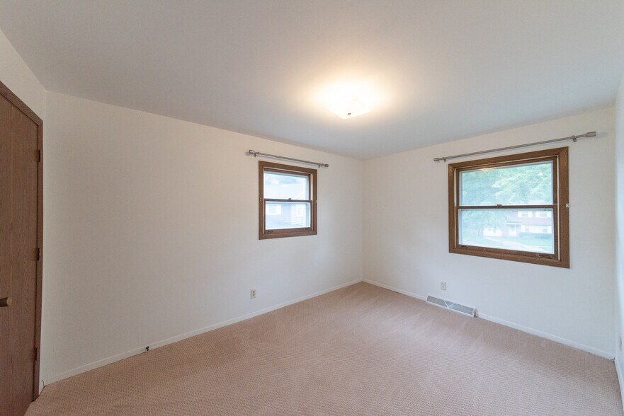 Bedroom 1 - 5312 Trafalger Pl