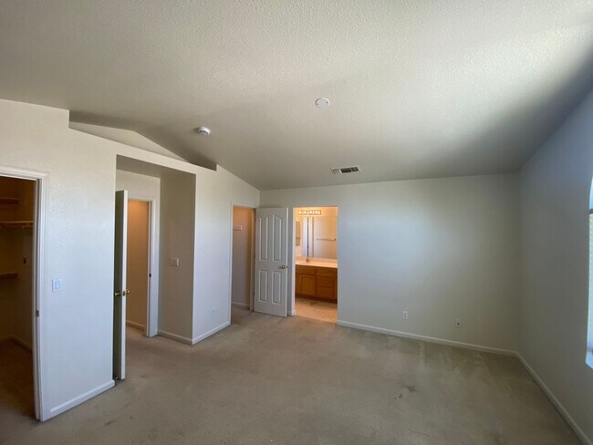 Building Photo - Spacious & Nice!