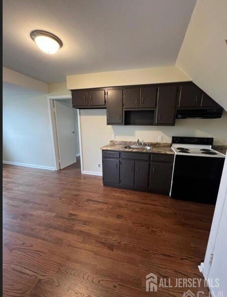 Building Photo - 1061 King Georges Post Rd