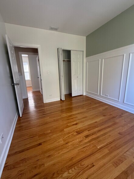 Building Photo - 6204 N Claremont Ave