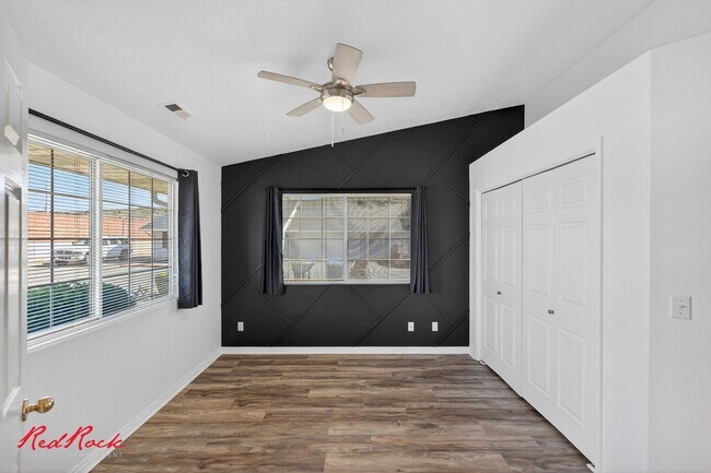 Building Photo - Conveniently Located 3 Bedroom Townhome