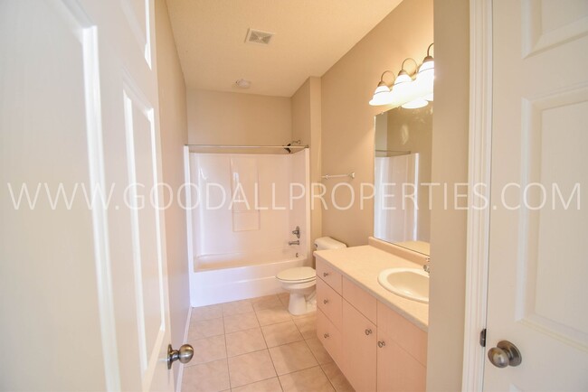 Building Photo - Short Term Lease Available ! 2 Bedroom 2 B...