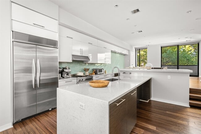 Building Photo - 2202 Whitney St