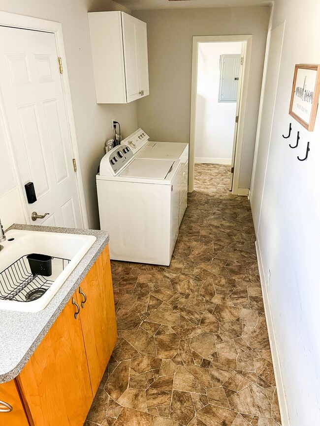 Building Photo - FOR RENT SAINT JOE-MOVE IN READY