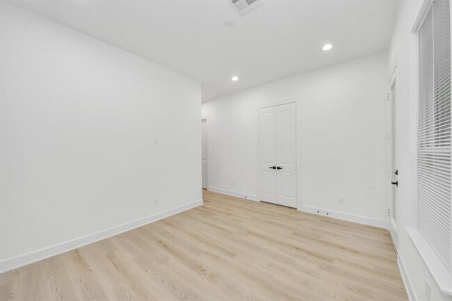 Building Photo - 5137 Pederson St