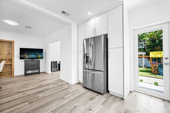 Building Photo - 876 NE 81st St