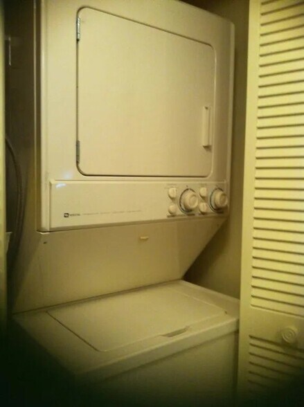 Building Photo - 1821 NE 40th Ct