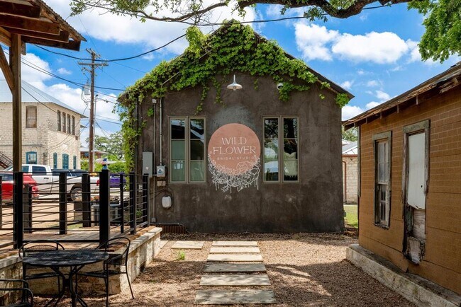 Building Photo - 320 Creek Dr