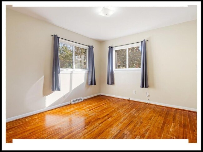 Building Photo - 112 E Lawson St