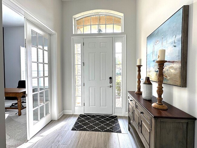 Building Photo - Fully Furnished, Stunning 4/4, Available I...