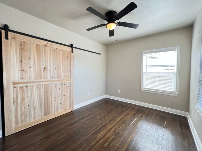 Building Photo - Craftsman Beauty with Upgrades | 2 Bed | 1...
