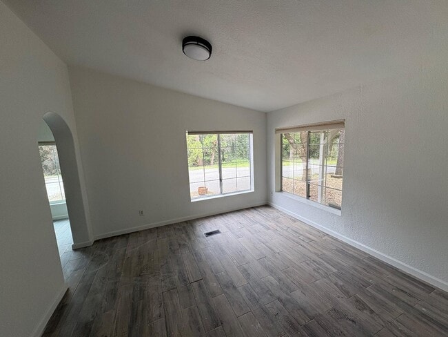 Building Photo - 399 Senger Rd