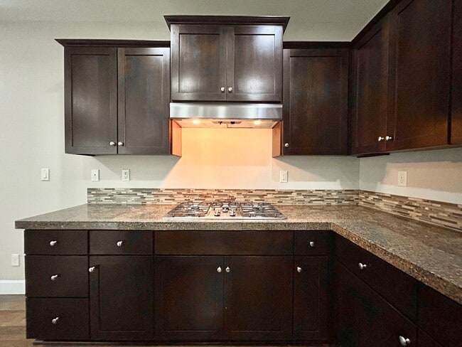 Building Photo - Gorgeous 4 Bed, 2.5 Bath Tuscany Home!