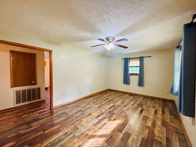 Building Photo - Deposit Special !