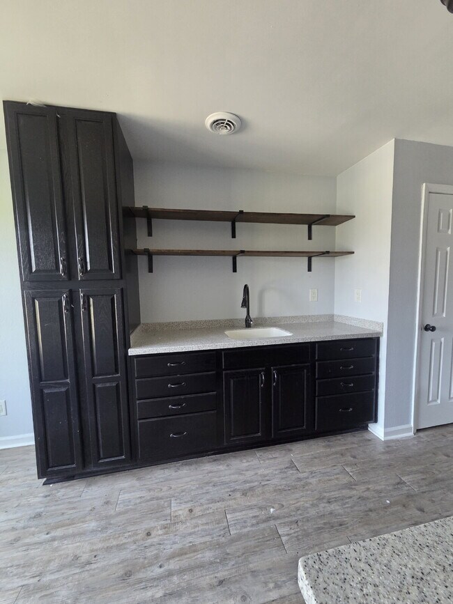Building Photo - Cozy 1 Bedroom Retreat with Stylish LVP Flooring
