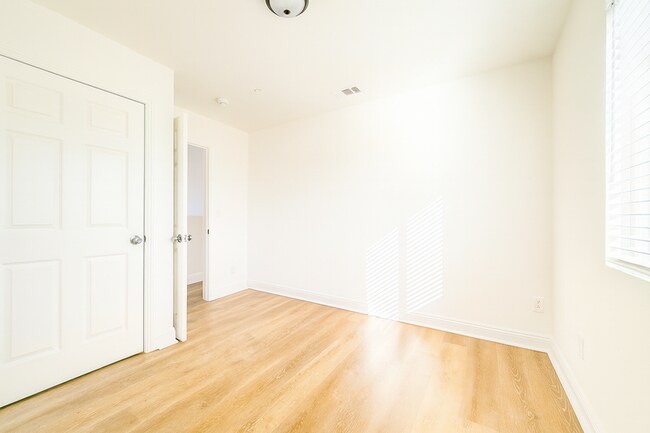 Building Photo - 631 E 78th St