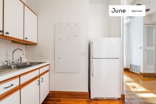 Building Photo - 3134 N Southport Ave